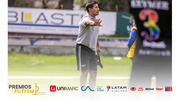Milenko Valenzuela dirigiendo un entrenamiento de Santiago Morning