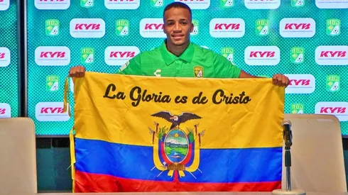 Byron Castillo posaba orgulloso con la bandera de Ecuador cuando fue presentado en el León de México. Ahora le darán la espalda