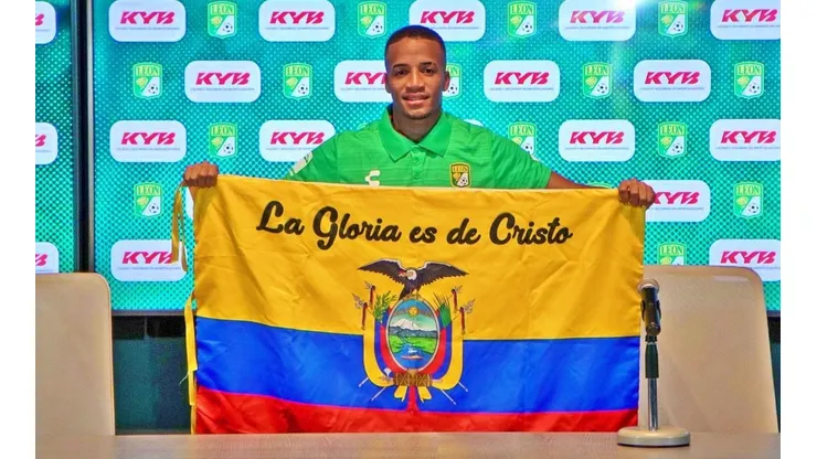 Byron Castillo posaba orgulloso con la bandera de Ecuador cuando fue presentado en el León de México. Ahora le darán la espalda