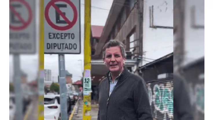 El diputado Gonzalo de la Carrera y el cartel de la polémica.