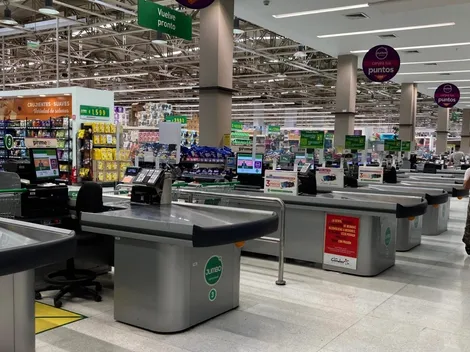 ¿A qué hora cierran los supermercados y cuáles aceptan junaeb?