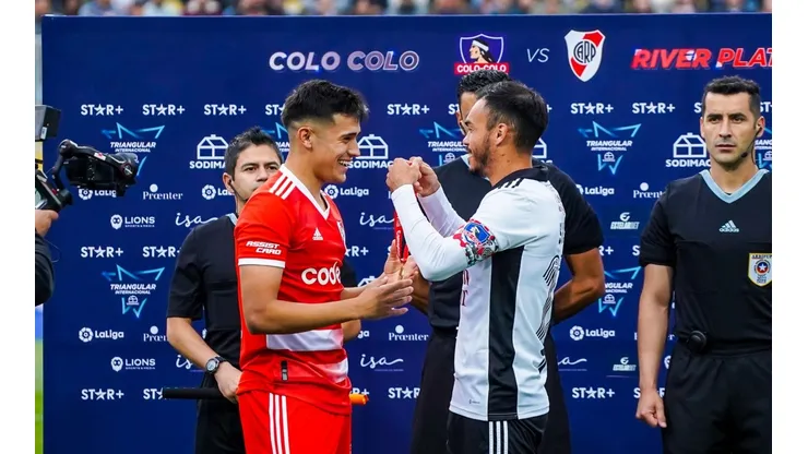 Suazo le puso la medalla de campeón a Pablo Solari