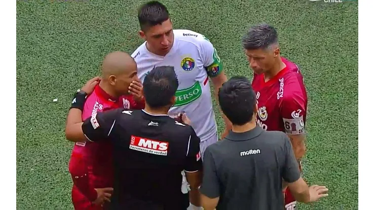 Humberto Suazo dialoga con Julio Bascuñán en la derrota que sentenció el descenso de Deportes La Serena
