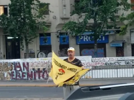 Solitario hincha de Coquimbo celebra la permanencia en Plaza Italia