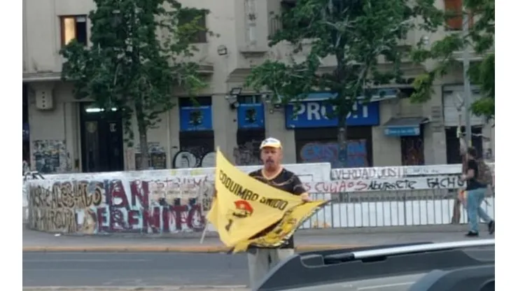El solitario hincha de Coquimbo celebrando en Plaza Italia