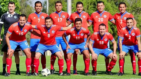 Los árbitros vistieron los colores de la selección chilena en la despedida de Julio Bascuñán, antes de su participación en el Mundial de Qatar 2022