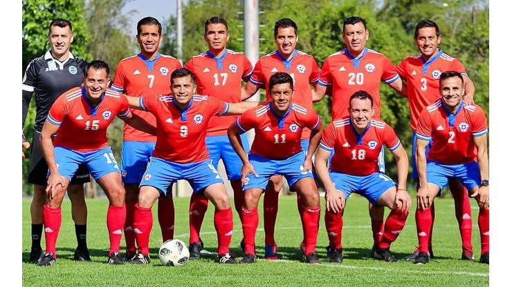 Los árbitros vistieron los colores de la selección chilena en la despedida de Julio Bascuñán, antes de su participación en el Mundial de Qatar 2022