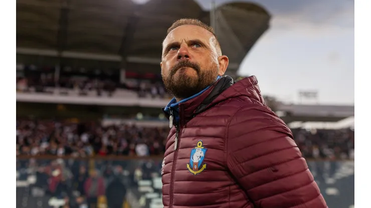 El técnico argentino mostró su molestia por la derrota de los Pumas ante Palestino por secretaría.