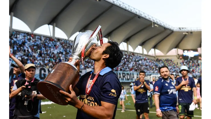 Nicolás Núñez besa el trofeo de campeón que Magallanes conquistó en el Campeonato Ascenso 2022.