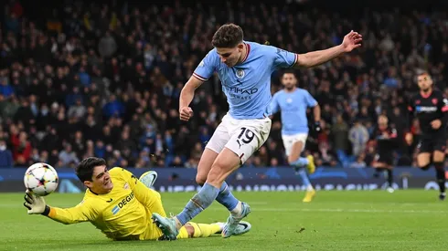 Julián Álvarez se deshizo del portero marroquí Bono y anotó el segundo de los tres tantos del Manchester City ante el Sevilla en el cierre del Grupo G de la Champions League.