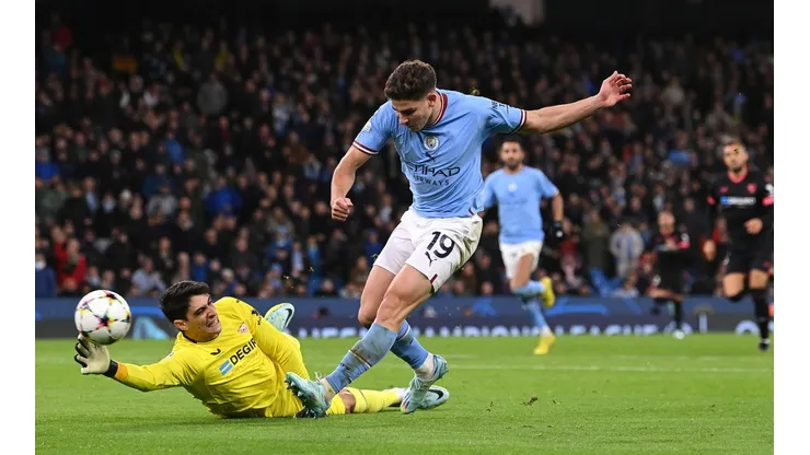 Julián Álvarez se deshizo del portero marroquí Bono y anotó el segundo de los tres tantos del Manchester City ante el Sevilla en el cierre del Grupo G de la Champions League.