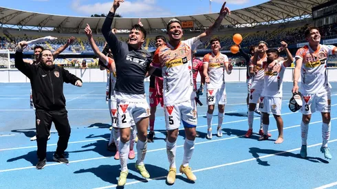 Cobreloa celebra la postrera victoria que logró ante Fernández Vial en la fecha 33 del Campeonato Ascenso.
