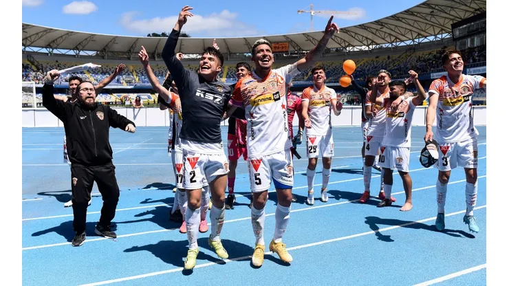 Cobreloa celebra la postrera victoria que logró ante Fernández Vial en la fecha 33 del Campeonato Ascenso.