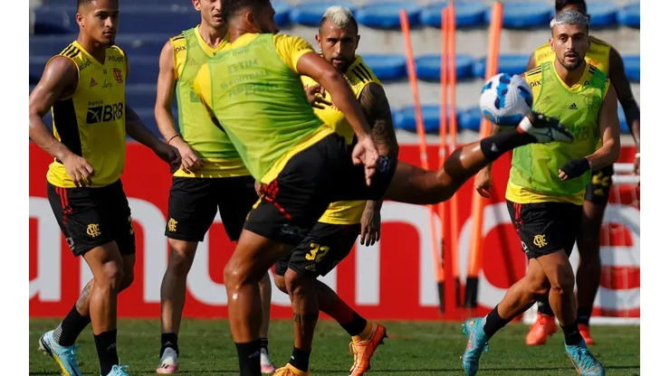 Vidal entrena con normalidad a un día de la final de la Copa Libertadores.