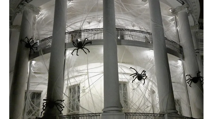 ¿Cómo hacer telarañas falsas para decorar las casas en Halloween?
