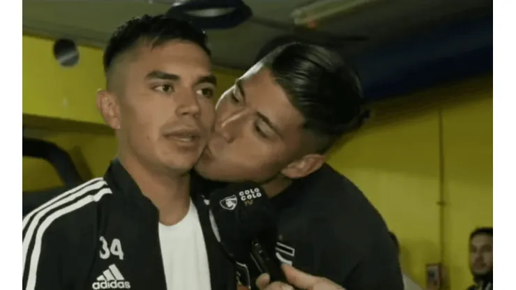 El momento en que Brayan Cortés le dio un beso en la mejilla a Vicente Pizarro luego de la obtención de la estrella 33 de Colo Colo. (Captura YouTube).