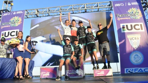 Aranza Villalón celebrando su podio en Argentina