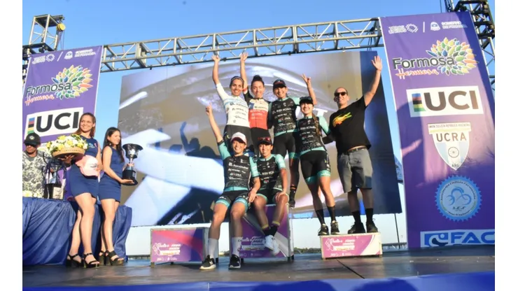 Aranza Villalón celebrando su podio en Argentina