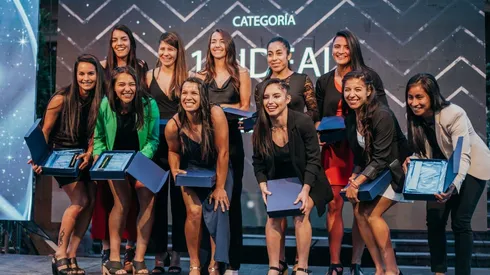 Fernanda Ramírez (arriba, tercera de izquierda a derecha) junto al 11 ideal