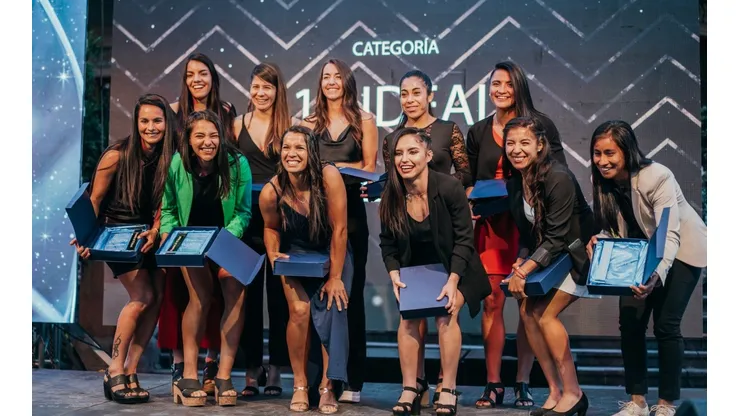 Fernanda Ramírez (arriba, tercera de izquierda a derecha) junto al 11 ideal