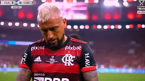 Arturo Vidal molesto se retira a la banca de suplentes tras el cambio en Flamengo.
