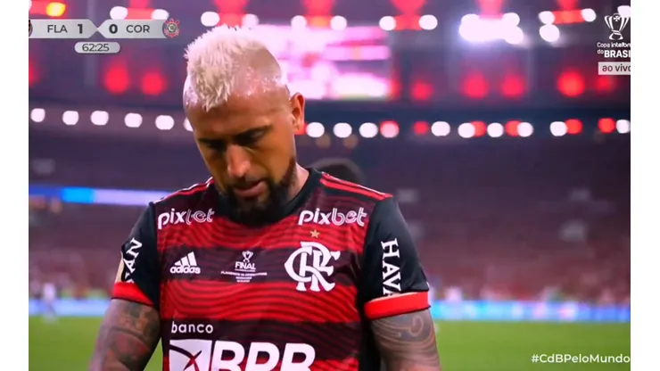 Arturo Vidal molesto se retira a la banca de suplentes tras el cambio en Flamengo.