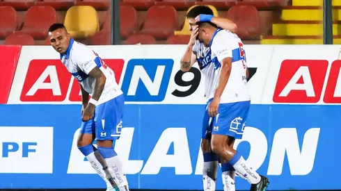 Yamil Asad es felicitado por sus compañeros tras el primer gol que marca para la Universidad Católica. ¡Una gran definición!