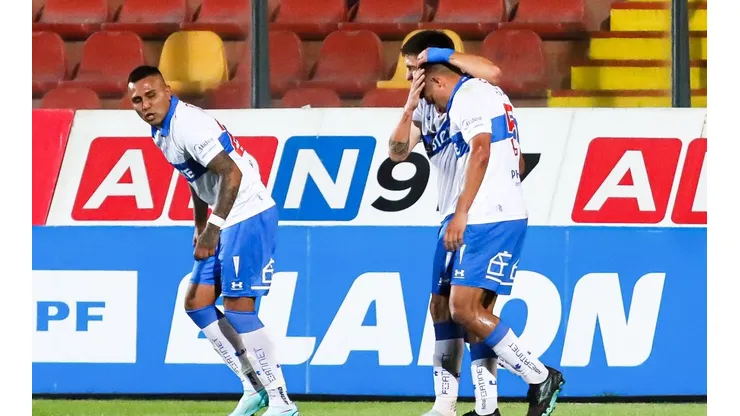 Yamil Asad es felicitado por sus compañeros tras el primer gol que marca para la Universidad Católica. ¡Una gran definición!