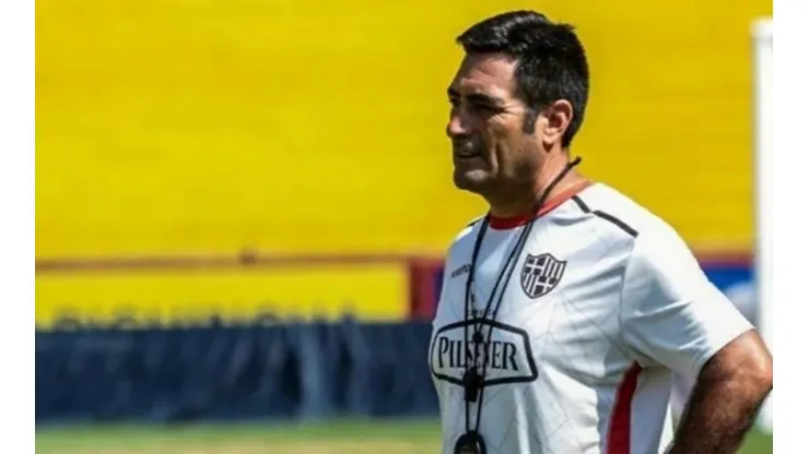La mayor parte de su carrera como entrenador la ha realizado en Ecuador.