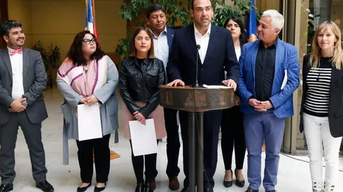 El senador Karim Bianchi consiguió 42 firmas para enviar el TPP-11 al TC