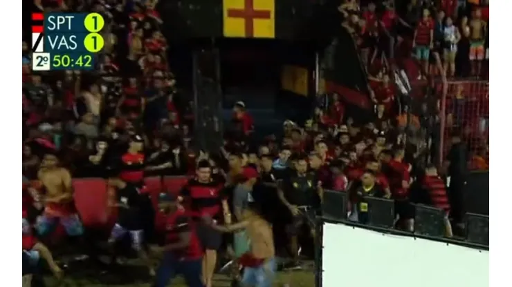 Los hinchas de Sport Recife desbordando la tribuna y entrando a la cancha