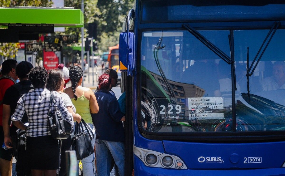 ¿Cómo funcionarán las micros en Santiago este martes 18 de octubre ...