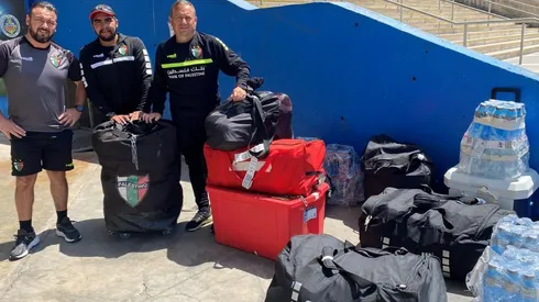 La utilería de Palestino espera en la puerta del estadio Calvo y Bascuñán.