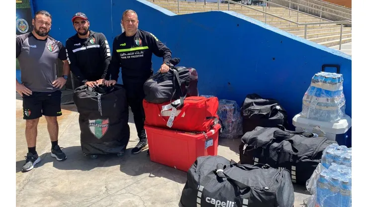 La utilería de Palestino espera en la puerta del estadio Calvo y Bascuñán.