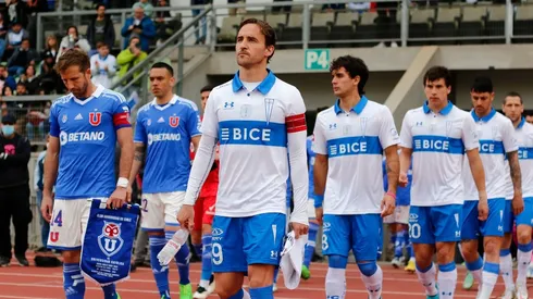Así salieron al campo de juego del estadio Elías Figueroa Brander de Valparaíso los equipos de la Universidad de Chile y la Universidad Católica.