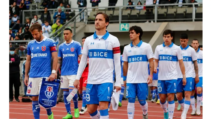 Así salieron al campo de juego del estadio Elías Figueroa Brander de Valparaíso los equipos de la Universidad de Chile y la Universidad Católica.