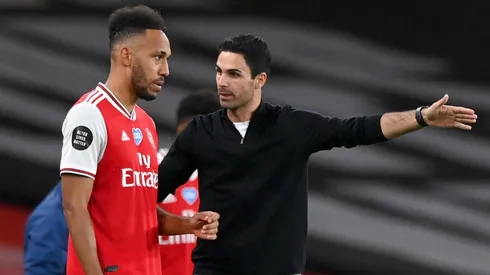 Mikel Arteta le da instrucciones a Aubameyang en Arsenal