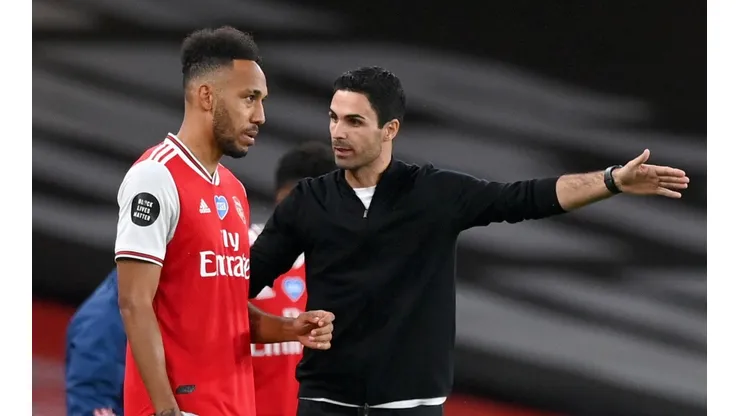 Mikel Arteta le da instrucciones a Aubameyang en Arsenal