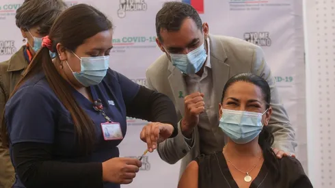 ¿Cuáles son los grupos prioritarios para usar la vacuna bivalente?