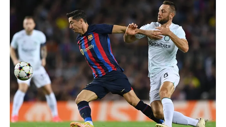 Un cabezazo en el último minuto salvó al Barcelona