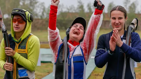Pamela Salman celebrando su medalla de oro