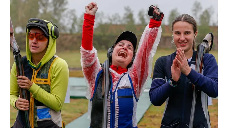 Pamela Salman celebrando su medalla de oro