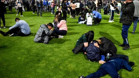 La gente saltó a la cancha para evitar ahogarse con los gases