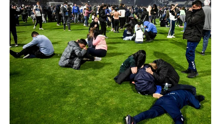 La gente saltó a la cancha para evitar ahogarse con los gases