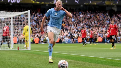 Erling Haaland anotó tres goles en la gran victoria del Manchester City frente al Manchester United.