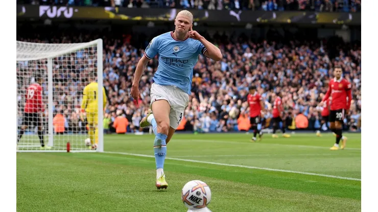 Erling Haaland anotó tres goles en la gran victoria del Manchester City frente al Manchester United.