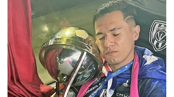Matías Fernández durmió abrazado a la Copa Sudamericana: es el segundo chileno que la consigue en un equipo extranjero