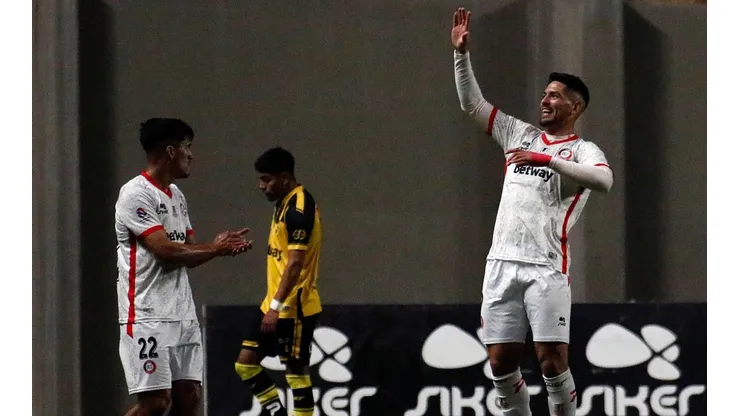 Lucas Passerini le dio un gran respiro a Unión La Calera en el torneo.