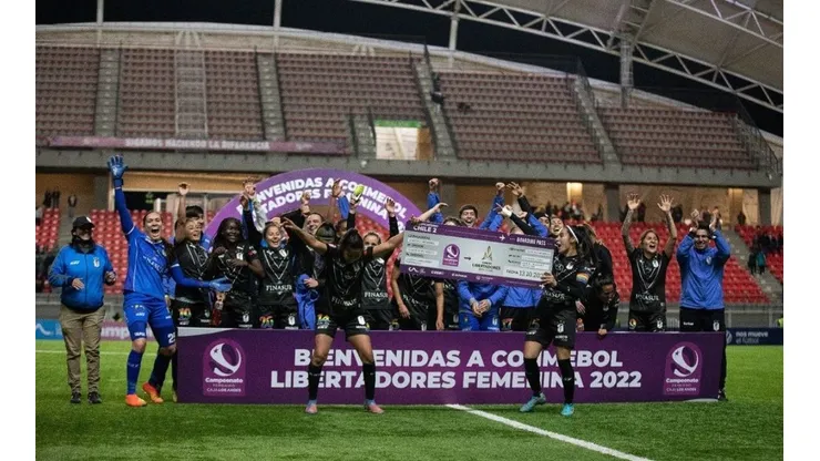 Plantel de Santiago Morning celebrando su paso a Copa Libertadores