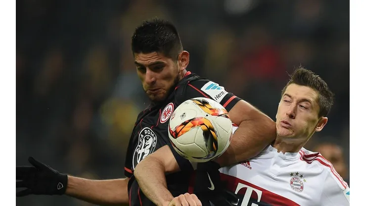 Lewandowski pelea el balón con Zambrano en la Bundesliga